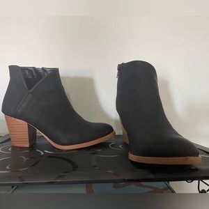 Black/brown ankle booties